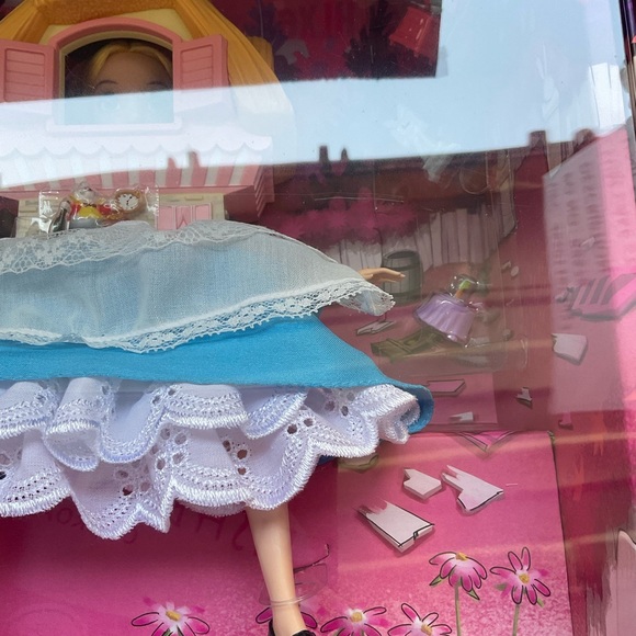 MATTEL ALICE IN WONDERLAND ALICE DRINK ME  DOLL IN HER HOUSE - Picture 4 of 15
